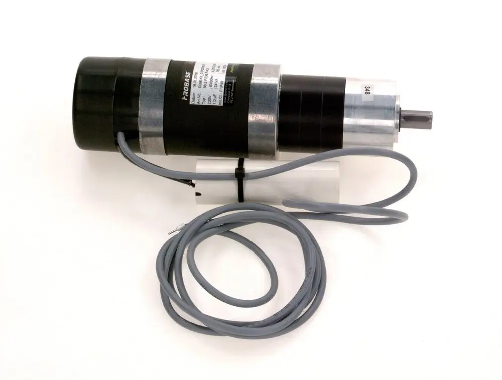 Bosch Elektromotor mit einem schwarzen und silbernen Gehäuse, ausgestattet mit elektrischen Anschlusskabeln und einer abgerundeten Welle an einem Ende.